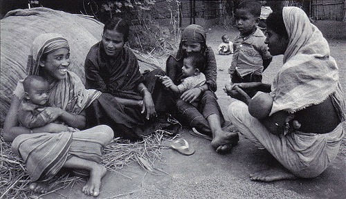 Au Bangladesh, un agent de sant communautaire donne la nutrition et de planification familiale des conseils aux femmes du village.